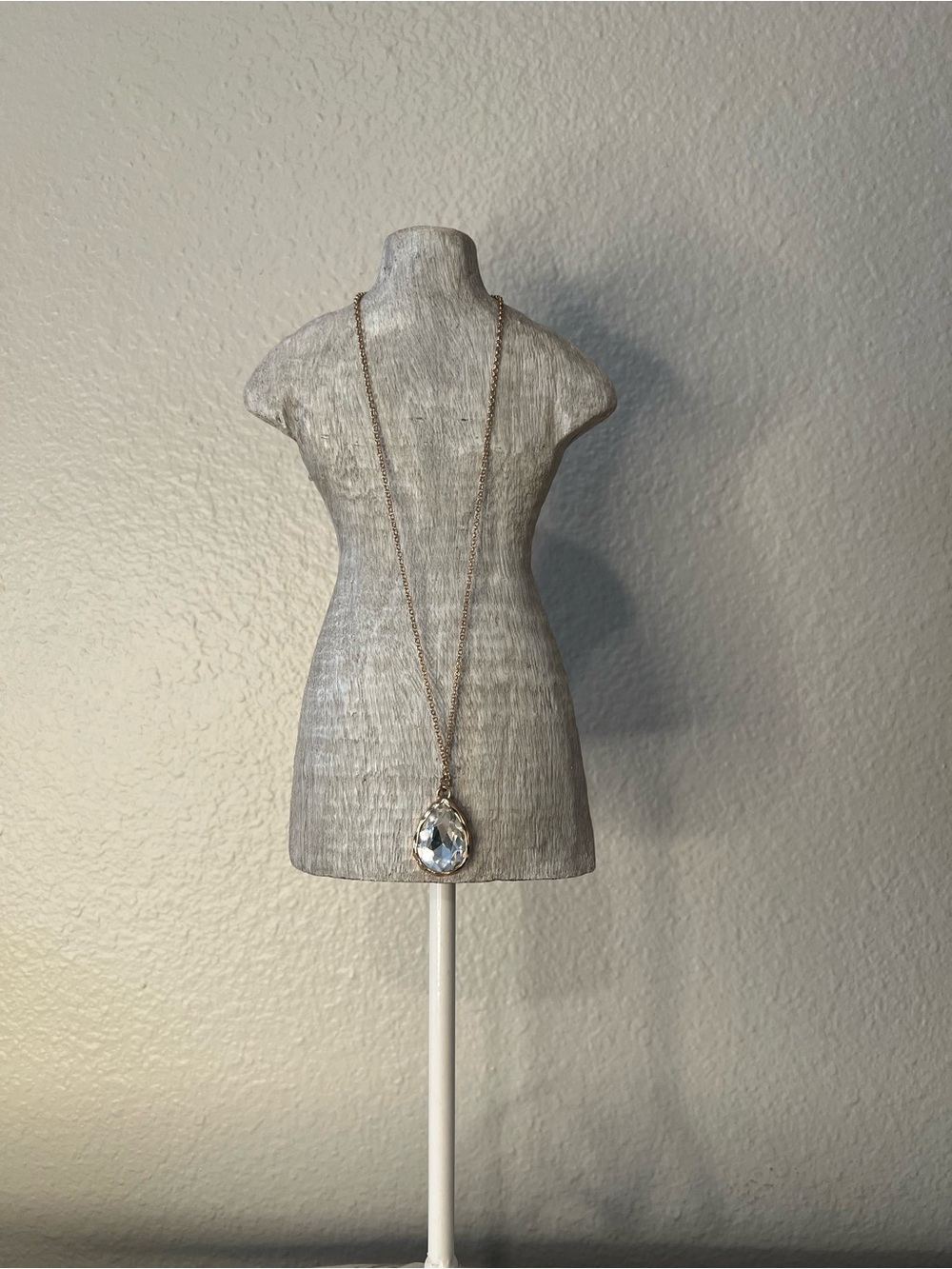 Elegant Gold Pendant Necklace